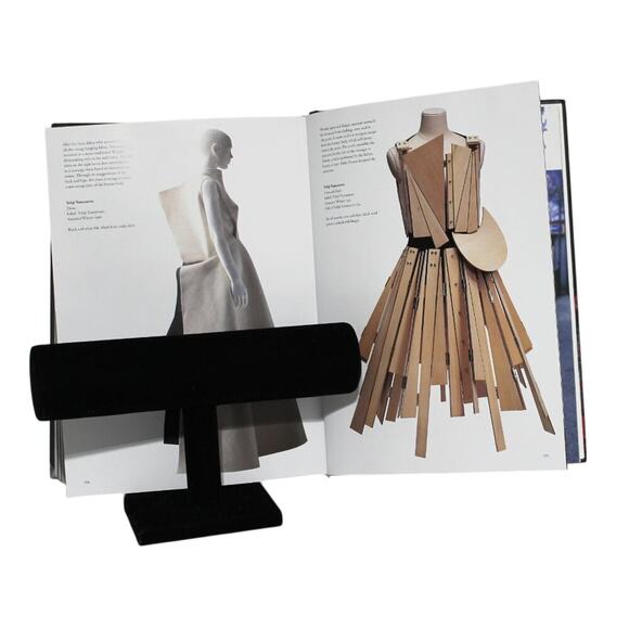 The Collection of the Kyoto Costume Institute Fashion History Book - Picture 10 of 10